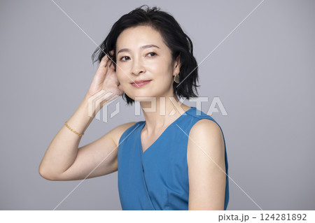 ビューティー ミドル女性のポートレート ビューティー ミドル女性のポートレート 124281892