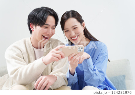 スマホを使う夫婦・カップル スマホを使う夫婦・カップル 124281976