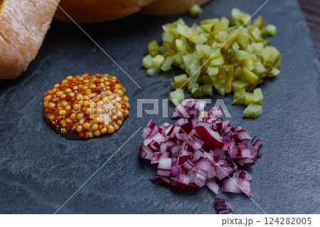 Beef tartare. Cold appetizer of raw marinated meat 124282005