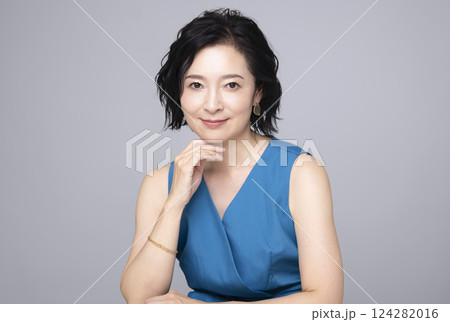 ビューティー ミドル女性のポートレート ビューティー ミドル女性のポートレート 124282016