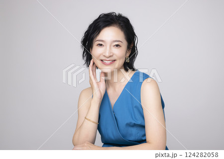 ビューティー ミドル女性のポートレート ビューティー ミドル女性のポートレート 124282058