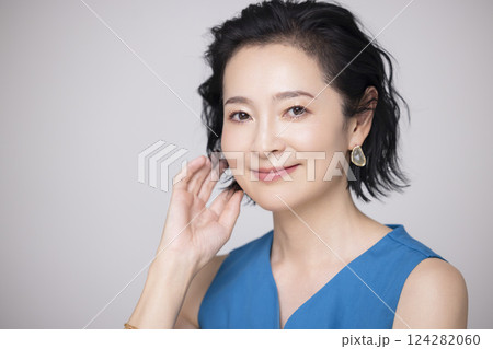 ビューティー　ミドル女性のポートレート 124282060