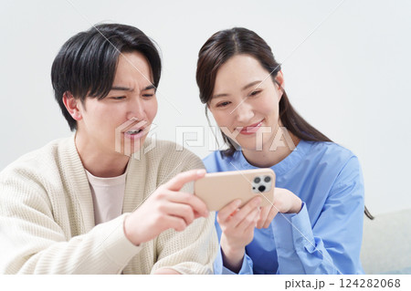 スマホを使う夫婦・カップル スマホを使う夫婦・カップル 124282068
