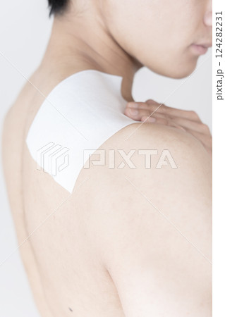 肩に湿布を貼る男性　肩痛　肩こり　湿布　筋肉痛 124282231