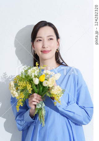 花束を持つ笑顔の女性 花束を持つ笑顔の女性 124282320