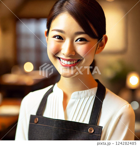 笑顔でお客様を迎えるホールスタッフの女性 124282485