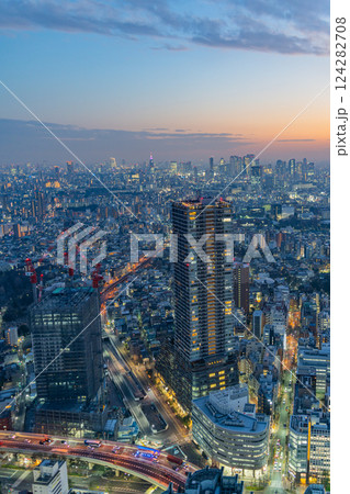 池袋・サンシャインシティから眺める新宿方面　夕景 124282708