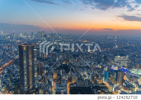 池袋・サンシャインシティから眺める新宿方面　夕景 124282710