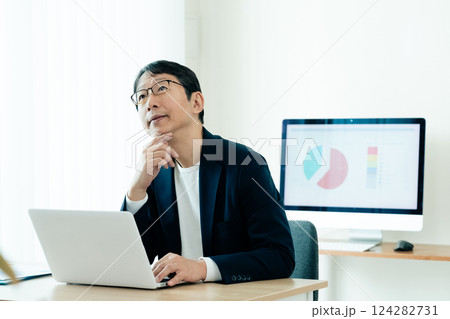 パソコンを操作するビジネスマン パソコンを操作するビジネスマン 124282731