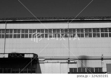 工場の建屋 124283191