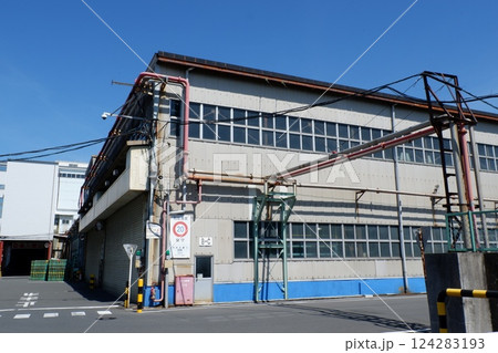工場の建屋 124283193