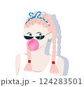 ガムを噛む女性 124283501