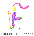 キックボードに乗る女性 124283575
