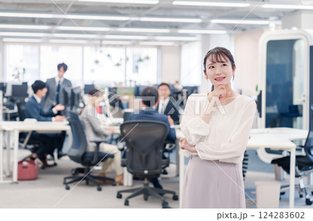 オフィスで悩む若いビジネスウーマン オフィスで悩む若いビジネスウーマン 124283602