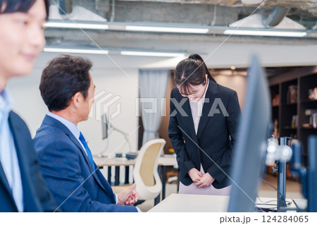 オフィスに配属され上司に挨拶をするフレッシュな女性 124284065