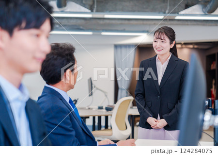 オフィスに配属され上司に挨拶をするフレッシュな女性 124284075