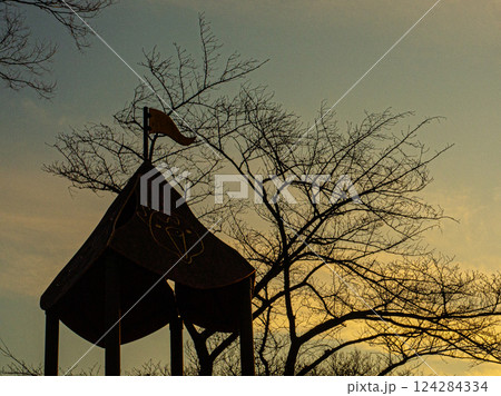 夕暮れに照らされる公園のシルエット 124284334
