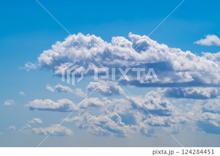 青空に湧く春の雨上がりの白い雲 d-1 青空に湧く春の雨上がりの白い雲 d-1 124284451