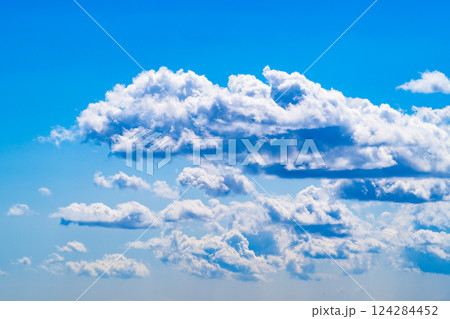 青空に湧く春の雨上がりの白い雲 d-2 高彩度コントラスト 青空に湧く春の雨上がりの白い雲 d-2 高彩度コントラスト 124284452