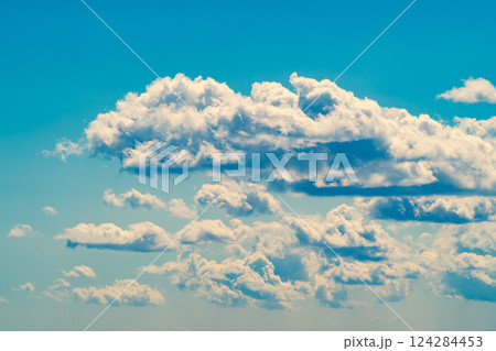 青空に湧く春の雨上がりの白い雲 d-3 暖色 青空に湧く春の雨上がりの白い雲 d-3 暖色 124284453