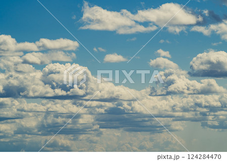 青空に湧く春の雨上がりの白い雲 g-4 フィルム調 青空に湧く春の雨上がりの白い雲 g-4 フィルム調 124284470