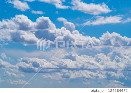 青空に湧く春の雨上がりの白い雲 h-1 青空に湧く春の雨上がりの白い雲 h-1 124284472