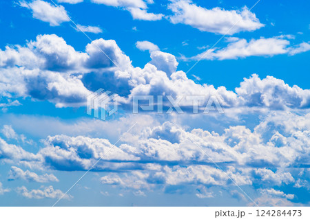 青空に湧く春の雨上がりの白い雲 h-2 高彩度コントラスト 青空に湧く春の雨上がりの白い雲 h-2 高彩度コントラスト 124284473