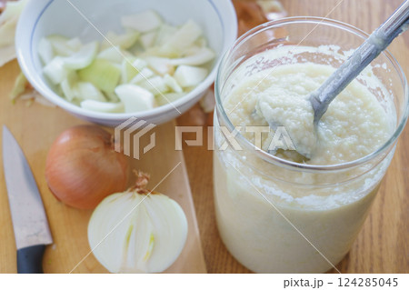 玉ネギをハンドブレンダーですりおろす　イメージ 124285045