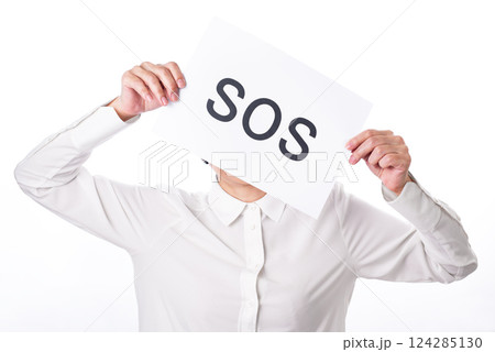 SOSと書かれた紙を掲げる白シャツの人物 SOSと書かれた紙を掲げる白シャツの人物 124285130