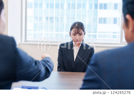 オフィスで上司に詰められて悲しい表情をする女性社員 124285276