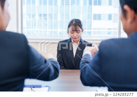 オフィスで上司に詰められて悲しい表情をする女性社員 124285277