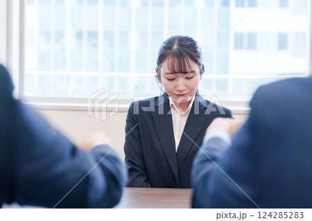 オフィスで上司に詰められて悲しい表情をする女性社員 オフィスで上司に詰められて悲しい表情をする女性社員 124285283