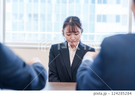 オフィスで上司に詰められて悲しい表情をする女性社員 124285284