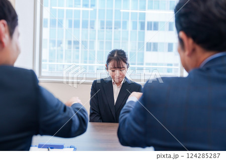 オフィスで上司に詰められて悲しい表情をする女性社員 オフィスで上司に詰められて悲しい表情をする女性社員 124285287