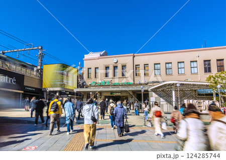 日本の東京都市景観 上野駅広小路口などを望む。新時代へ 124285744