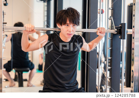 ジムで筋トレをする若い男性 124285788