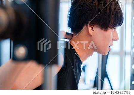 ジムで筋トレをする若い男性 ジムで筋トレをする若い男性 124285793