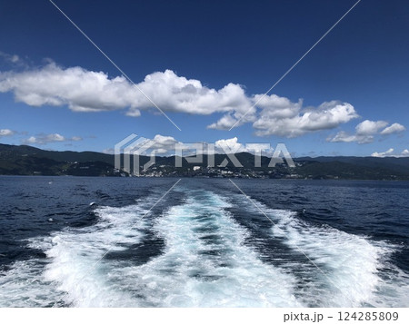 初島行の定期船の引き波 熱海港 初島行の定期船の引き波 熱海港 124285809