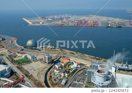 大阪府咲洲庁舎（コスモタワー）の展望台から望むベイエリアの風景 124285872