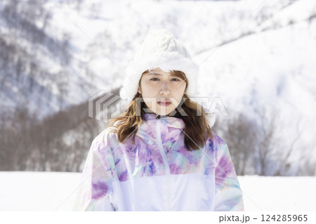 スキーを楽しむ女性 スキーを楽しむ女性 124285965