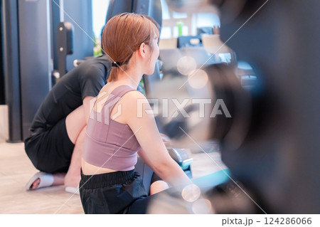 パーソナルジムに通う女性とトレーナー 124286066