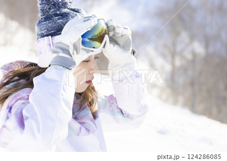 スキーを楽しむ女性 124286085