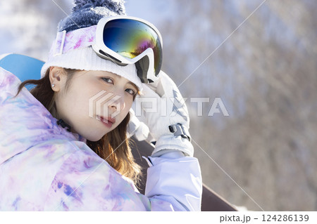 スキーを楽しむ女性 124286139