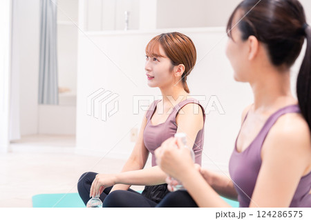ヨガ教室でヨガをする2人の女性 ヨガ教室でヨガをする2人の女性 124286575