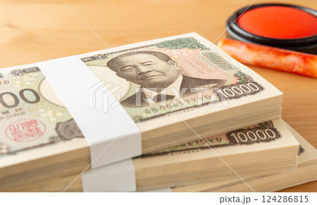 札束とはんこ　一万円札 124286815