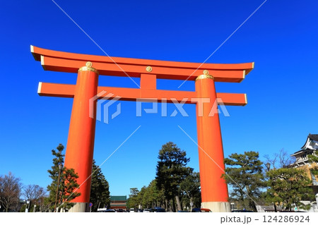 青空と平安神宮大鳥居 青空と平安神宮大鳥居 124286924