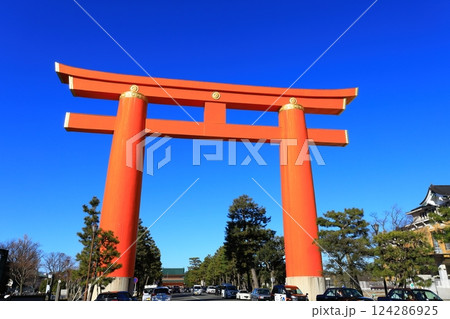 青空と平安神宮大鳥居 青空と平安神宮大鳥居 124286925