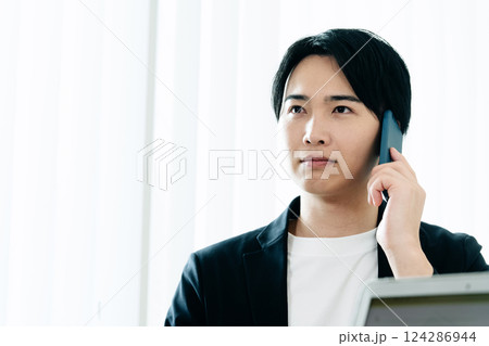 スマホで通話するビジネスマン スマホで通話するビジネスマン 124286944