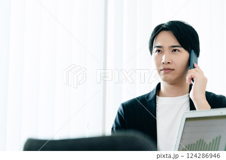 スマホで通話するビジネスマン 124286946