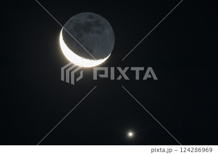 夜空に浮かぶ三日月と金星 夜空に浮かぶ三日月と金星 124286969